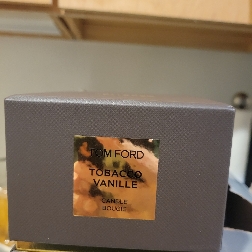 Tom Ford Tobacco Vanille Candle - Elegant Black and Gold Design - Picture 3 of 3